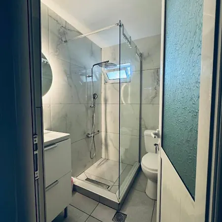 The Grape House1 *
